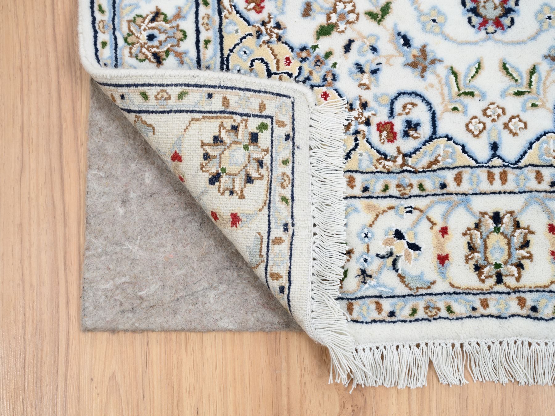 Traditional Rugs LUV570609